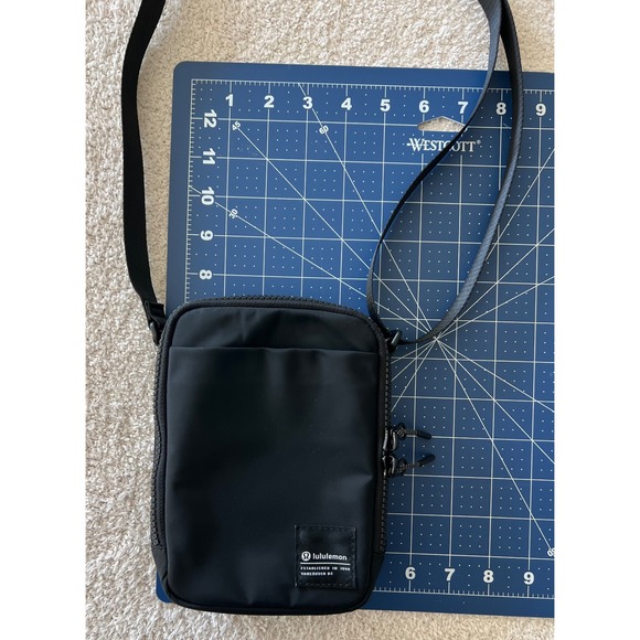 Lululemon Easy Access Crossbody Bag Black 1.5L Messenger Bag - Picture 6 of 10